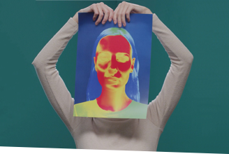 Žena držiaca obrázok