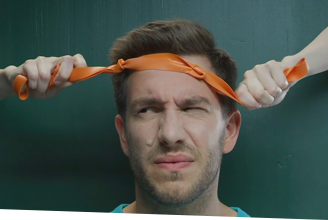 Muž s tenznou bolesťou hlavy